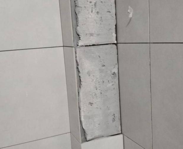 瓮安瓷砖空鼓维修公司分享下瓷砖施工前基层浇水润湿程度不足，可能导致以下问题