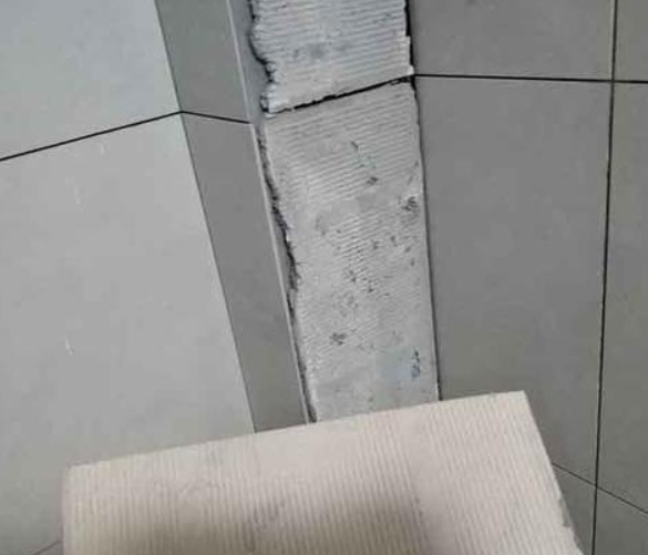 瓮安瓷砖空鼓维修公司分享下厨房瓷砖脱落的补救措施。
